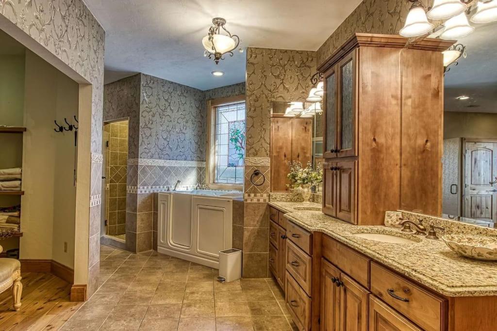 Mountain Bliss: Estate W/ Views~Firepit~Hot Tub~Gburg 5Min~3 Pools Villa Gatlinburg Exterior photo