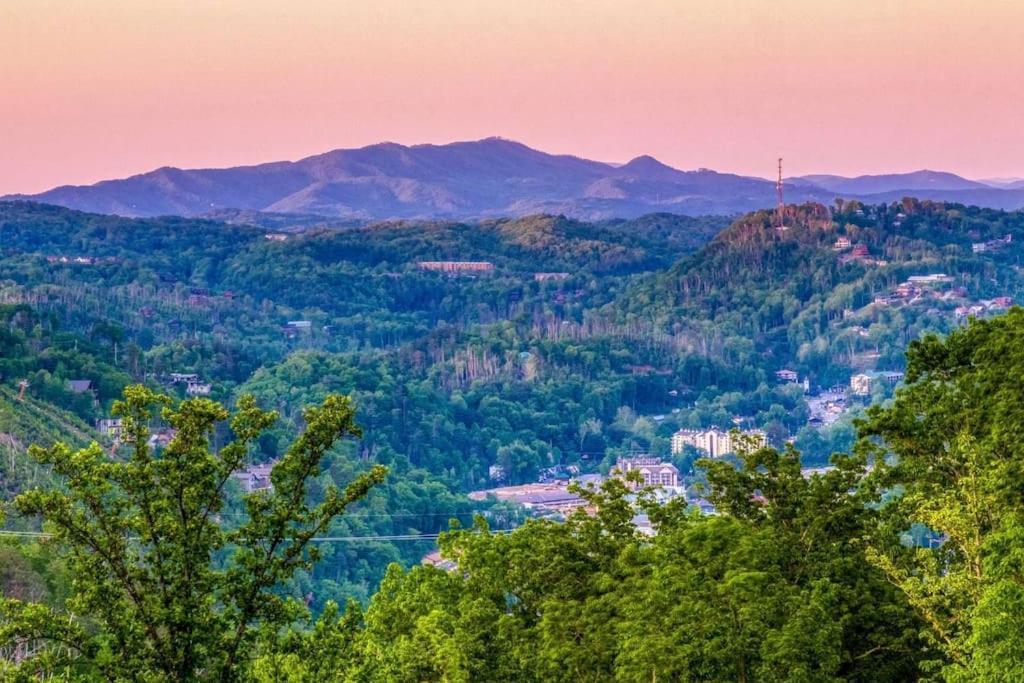 Mountain Bliss: Estate W/ Views~Firepit~Hot Tub~Gburg 5Min~3 Pools Villa Gatlinburg Exterior photo
