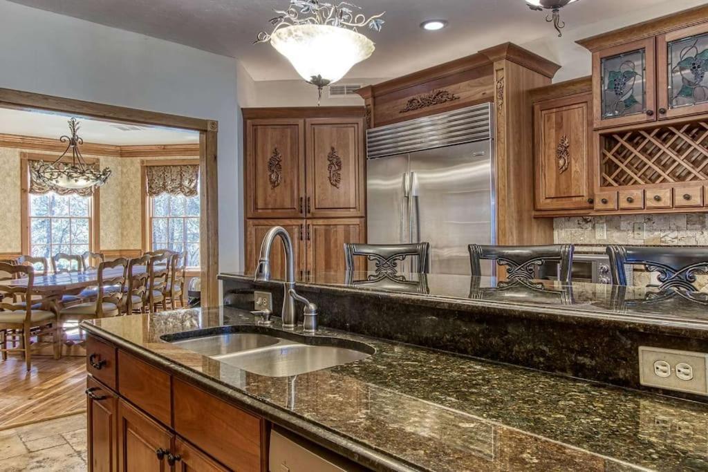 Mountain Bliss: Estate W/ Views~Firepit~Hot Tub~Gburg 5Min~3 Pools Villa Gatlinburg Exterior photo