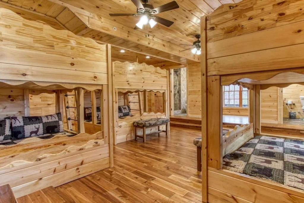 Mountain Bliss: Estate W/ Views~Firepit~Hot Tub~Gburg 5Min~3 Pools Villa Gatlinburg Exterior photo