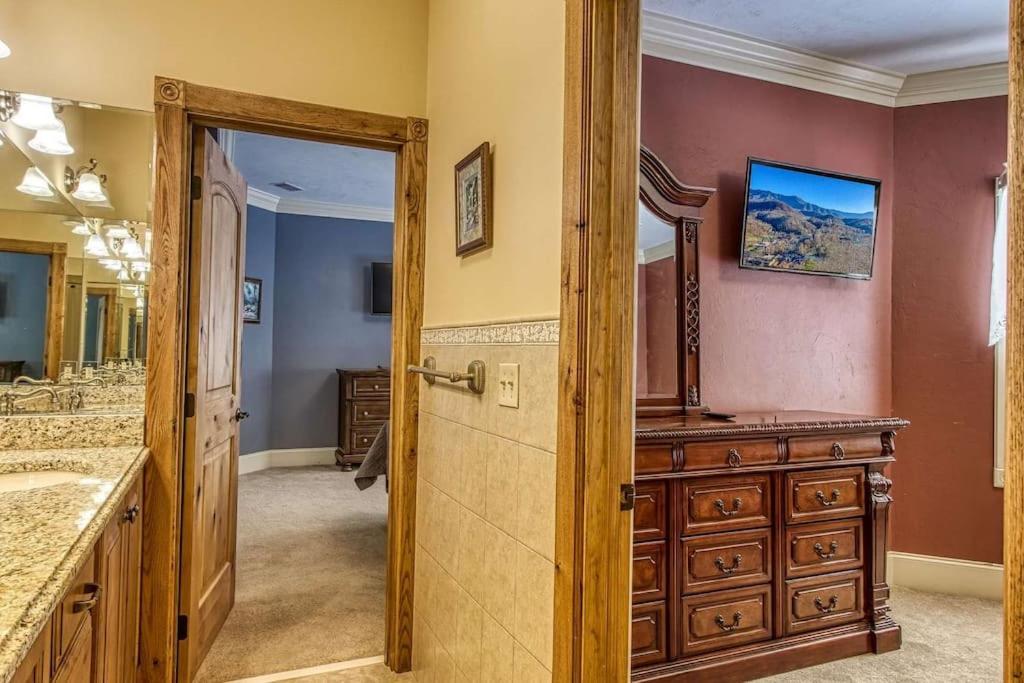 Mountain Bliss: Estate W/ Views~Firepit~Hot Tub~Gburg 5Min~3 Pools Villa Gatlinburg Exterior photo