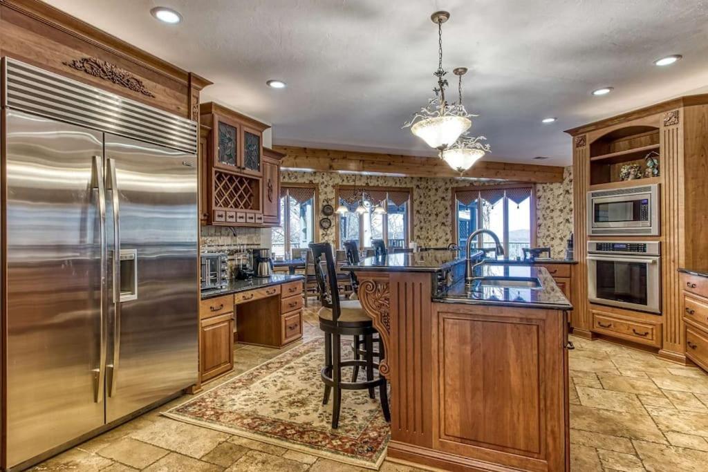 Mountain Bliss: Estate W/ Views~Firepit~Hot Tub~Gburg 5Min~3 Pools Villa Gatlinburg Exterior photo